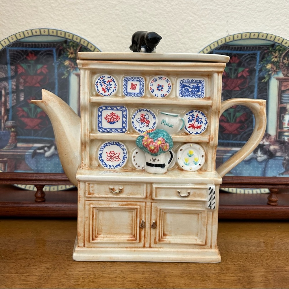 🔻🔻🔻Kitchen hutch tea pot from England